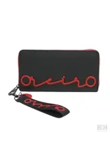 Billetera tipo sobre, color negro, con cierre perimetral rojo y logo de la marca en relieve rojo en el frente. Incluye un llavero de muñequera de tela negra con el logo en rojo.
