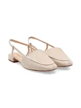 Zapato destalonado color beige, con punta semi-cuadrada, vivo al tono en cuero charol y taco bajo forrado.