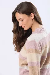 Buzo tejido de abrigo con rayas horizontales en tonos rosado, beige y blanco. Tiene cuello redondo y mangas largas.