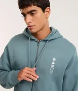 Hoodie con cierre frontal, capucha y bolsillos canguro, color verde azulado. Presenta un pequeño estampado vertical en el lado izquierdo del pecho.