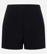 Short negro de bengalina, corte recto, tiro alto y cierre lateral con cremallera.