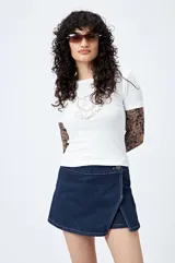 Short pollera de denim celeste con efecto cruzado en el frente, de silueta mini y tiro medio.