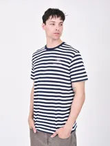 Remera blanca a rayas horizontales azul marino, con cuello redondo y logo estampado en el pecho.