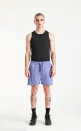 Short de baño celeste con cintura elástica, cordón de ajuste y cuatro bolsillos.