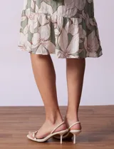 Vestido midi de gasa con estampado floral en tonos azul y beige, escote en V, cintura elastizada, mangas cortas con puño elastizado y forro interno a tono.