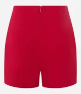 Short pollera corto confeccionado en bengalina con viscosa certificada, con cierre por cremallera invisible en la parte de atrás y recorte delantero.