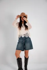 Bermuda de jean azul de tiro alto y corte ancho.