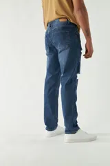 Pantalón de jean gris oscuro con roturas en las rodillas, corte recto y logo bordado.