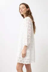Vestido corto blanco de broderie con cuello mao y mangas 3/4.