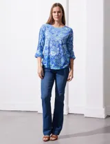 Blusa de modal estampada, marca Ruby Rd., con mangas 3/4 con aplique de crochet y terminación amplia.