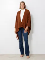 Ruana de tejido suave color morado oscuro, con cuello redondo y corte amplio tipo capa.