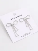 Aros colgantes plateados con forma de moño y flecos.