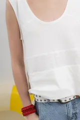 Musculosa negra con escote en U y cortes irregulares.