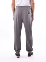 Pantalón de jogging color beige con cintura elástica y cordón ajustable.