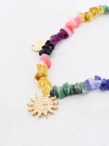 Collar corto con cuentas de piedra de colores y dijes dorados de sol y luna.