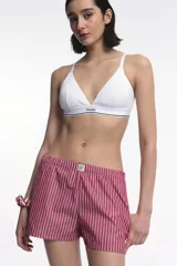 Short de popelina rayada en blanco y negro, con cintura elastizada y bolsillos laterales.