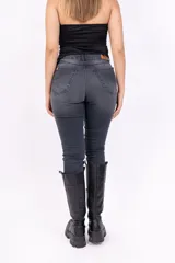 Jean gris oscuro de tiro alto con lycra.