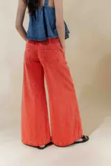 Pantalón de jean de tiro medio y pierna ancha, color gris oscuro con pespuntes a contratono. Confeccionado en denim 100% algodón y con 5 bolsillos.