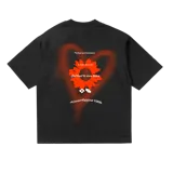 Remera oversize negra de algodón con estampado gráfico en la espalda. El estampado incluye un corazón rojo difuminado, una flor roja central, texto que dice "Urban performance", "All Rights Reserved.", "No time to slow down", y "Vinnare Original ©2025".