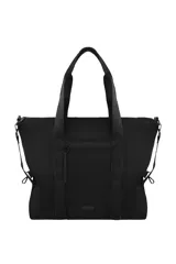 Bolso tipo tote negro con doble asa de mano y correa bandolera ajustable. Presenta un bolsillo frontal con cierre y detalles de ajuste con cordones en los laterales.