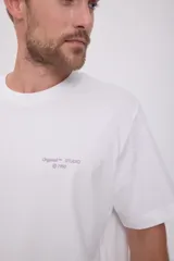 Camiseta blanca de algodón con estampado en la espalda con motivos geométricos y texto en color lila.