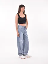 Musculosa corta negra de breteles anchos y escote cuadrado.