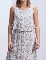 Vestido largo sin mangas, con estampado a rayas verticales en tonos beige, marrón y blanco. Tiene escote redondo y corte a la cintura con punto smock.