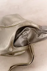 Bolso hobo reversible color azul marino, con textura símil cuero y correa bandolera extraíble.