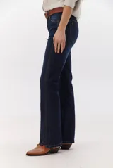 Jean de corte semi oxford con tiro medio, confeccionado en denim de lavado claro. Presenta costuras verticales decorativas en el frente y un detalle de costura en la botamanga que amplía la silueta.