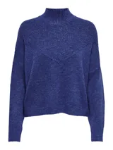 Sweater azul de punto con cuello alto y diseño en V en el pecho.
