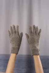 Guantes tejidos de lana color marrón claro, con puño acanalado.
