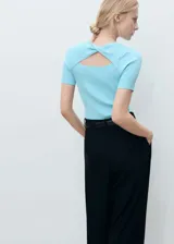 Jersey celeste de punto de canalé con manga corta, cuello redondo y abertura en la espalda con detalle de nudo.