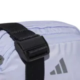 Riñonera Adidas Training color lila con logo plateado. Cuenta con correa ajustable negra y cierre con tirador grande.