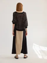 Falda larga de corte recto, con panel central color beige y paneles laterales color negro.