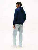 Buzo con capucha azul marino de Tommy Jeans, confeccionado en algodón. Presenta cordón ajustable en la capucha, puños y bajo de punto canalé, logo de Tommy Jeans en el pecho y parche con el logo en la manga. Corte regular y hombros ligeramente caídos.