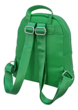 Mochila verde con textura símil cuero, cierre superior y bolsillo frontal con cierre.