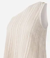 Blusa de algodón color crema con textura de rayas verticales y escote asimétrico de un solo hombro.