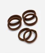 Set de seis gomitas de pelo marrones, elásticas y sin costuras.