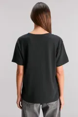 Remera color crema de algodón con cuello redondo y mangas cortas. Estampado frontal con la frase 'take me back'.