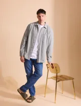 Sobrecamisa verde de manga larga con cuello camisero, cierre frontal con botones y bolsillo de parche en el pecho.