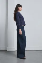Remera blanca de algodón con estampa serigráfica en el frente.
