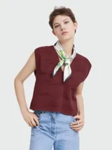 Pañuelo de seda Longchamp modelo University, con estampado de motivos ecuestres en tonos verdes, azules y blancos.
