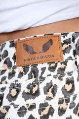 Pantalón oxford de tiro alto con estampado animal print en tonos marrón, negro y blanco.