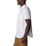 Camisa manga corta color verde oliva, con cuello clásico, cierre frontal con botones, dos bolsillos frontales con cierre de botón y ventilación en la espalda. Marca Columbia.