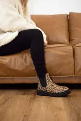 Bota de caña media con estampado animal print, hecha de cuero con forro de cuero y plantilla de espuma confort.