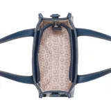 Cartera Guess Forber mediana, color azul con estampado de letras G en blanco, doble asa corta, correa larga extraíble y logo triangular de Guess.