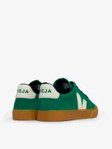 Zapatillas Veja modelo Campo Bold, color verde esmeralda con logo lateral en blanco y contrafuerte en beige. Fabricadas en gamuza con suela de caucho color caramelo.
