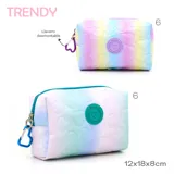 Cartuchera rectangular acolchada con estampado de corazones en tonos pastel y parche circular con logo en el centro. Cierre superior con cremallera y mosquetón lateral.