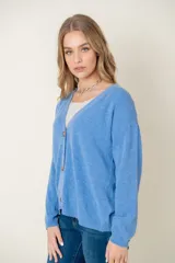 Cardigan celeste de lana con escote en V y botones marrones.