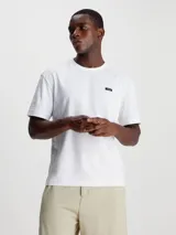 Remera blanca de algodón con cuello redondo y logo de Calvin Klein en el pecho.